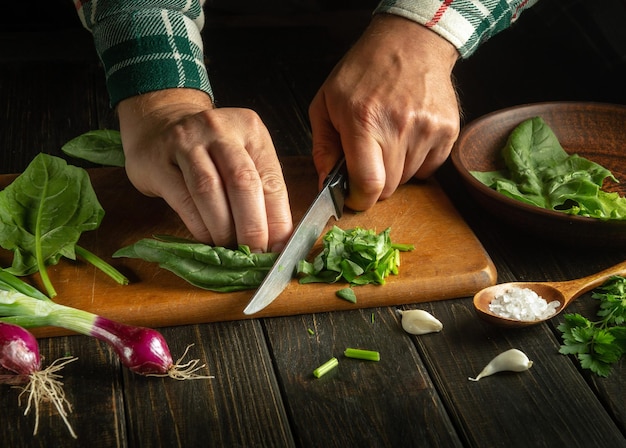 ruky pripravujú jedlo